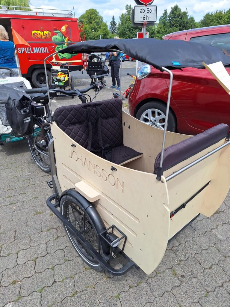 Lastenrad und E-Auto Ausstelung - Bild zeigt ein Lastenrad mit Kinder-Anhänger.
