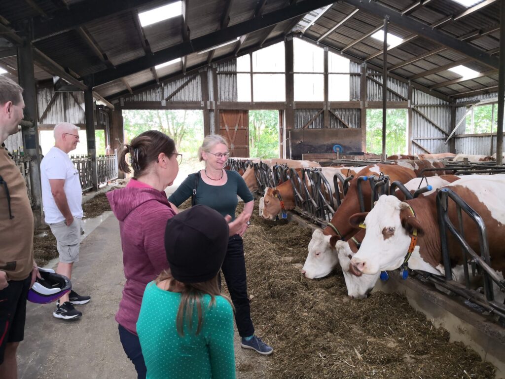 Radlergruppe beim Milchhof Rau