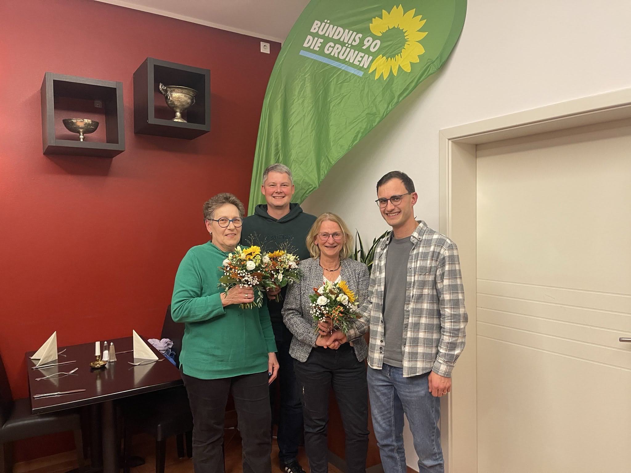 Die Mandatstragenden der GRÜNEN Hammelburg bei der Ehrung durch den Ortsvorsitzenden.